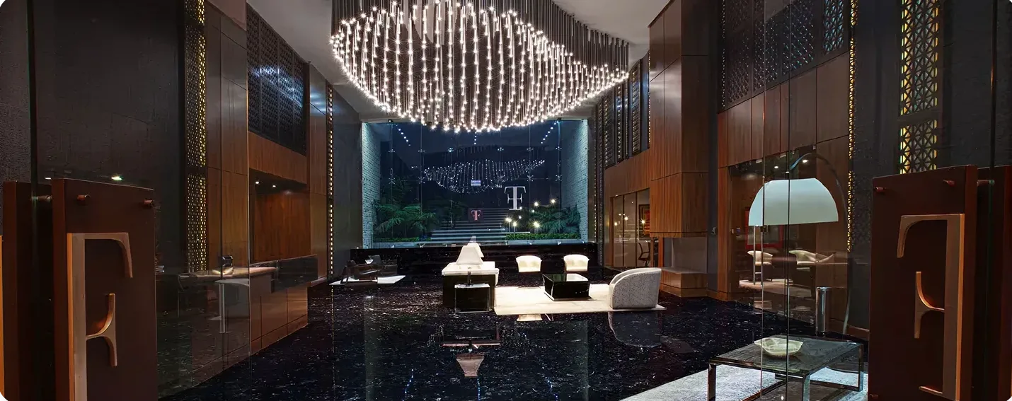 Lobby moderno de Kendall Reserve con iluminación elegante y muebles contemporáneos, ideal para espacios de tra