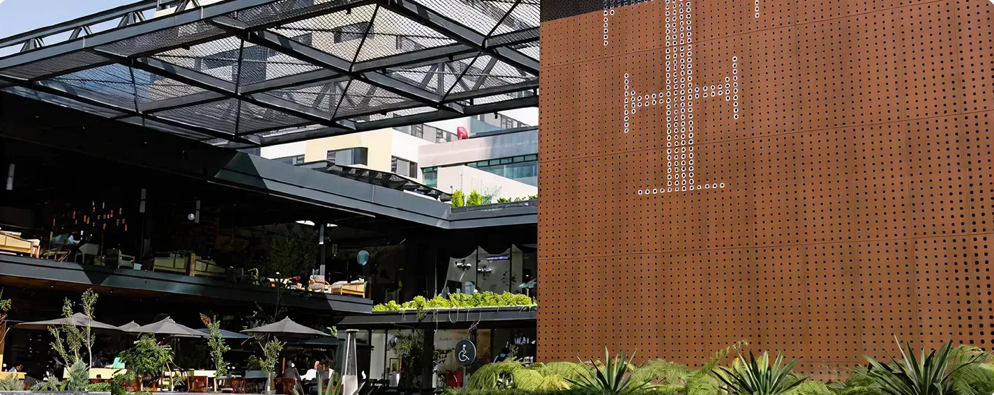 Diseño moderno de un espacio comercial en Kendall Reserve, con vegetación y estructura arquitectónica innovado