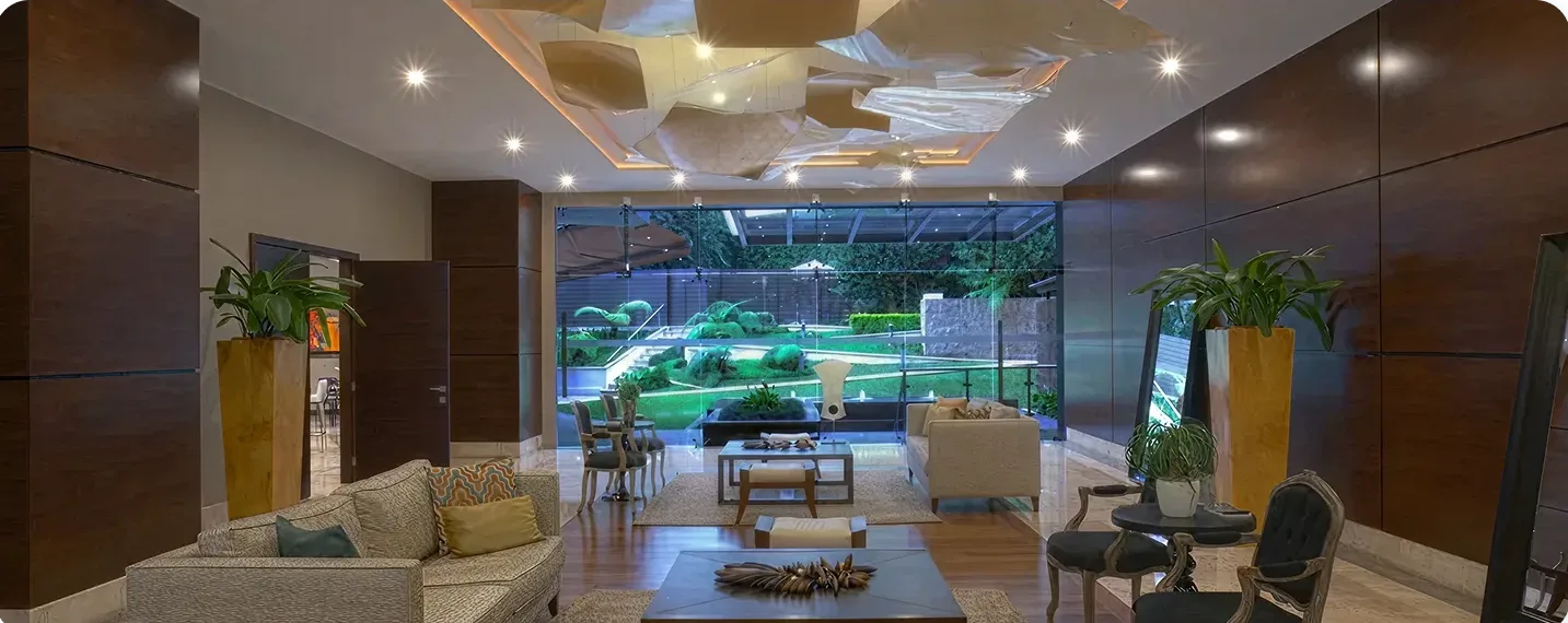 Sala moderna en Kendall Reserve, con muebles elegantes y vista al jardín, ideal para actividades recreativas.
