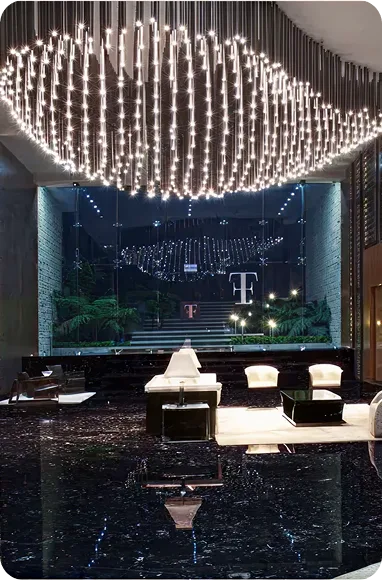 Lobby moderno de Kendall Reserve con iluminación elegante y decoración contemporánea, ideal para actividades r