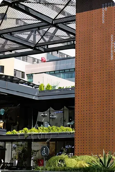 Diseño moderno de un edificio en Kendall Reserve, destacando espacios verdes y arquitectura sostenible.