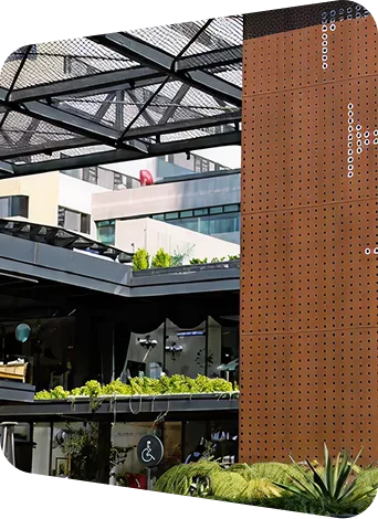 Vista de un moderno espacio comercial en Kendall Reserve, con vegetación y arquitectura contemporánea que