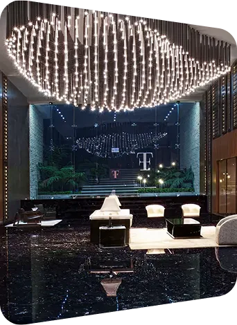 Lobby moderno de Kendall Reserve con una impresionante lámpara colgante y decoración elegante, creando un