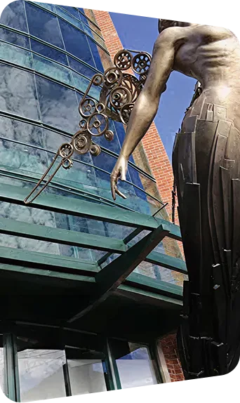 Escultura moderna en la entrada de un edificio en Kendall Reserve, destacando la conexión entre arte y arquitectura.